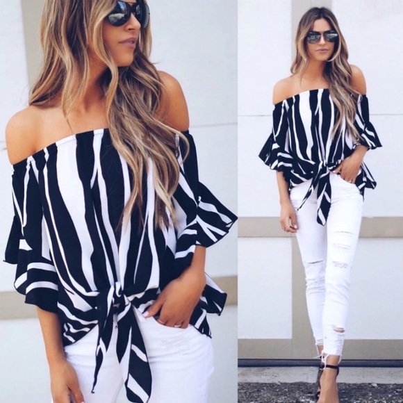 Tops - 5 🌟RATED  Cold shoulder Black and white top